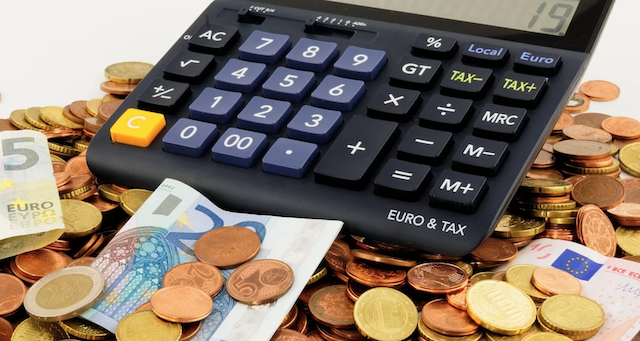 calculadora e dinheiro
